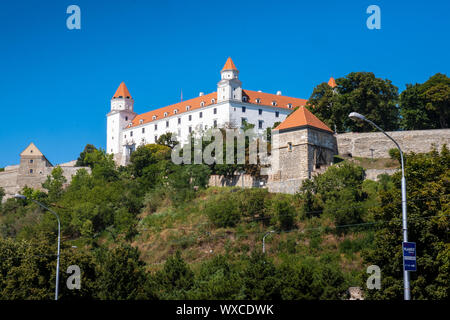 BRATISLAVA, Slovacchia - 18 agosto 2019: il Castello visto dalla città Foto Stock