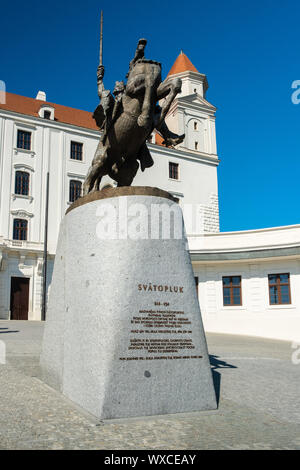 BRATISLAVA, Slovacchia - 18 agosto 2019: Statua di Svatopluk sul castello di Bratislava, Slovacchia Foto Stock