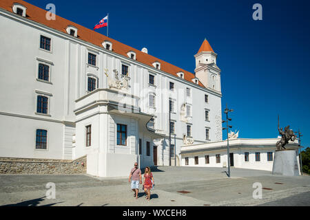 BRATISLAVA, Slovacchia - 18 agosto 2019: un paio di visitatori lasciare il castello Foto Stock