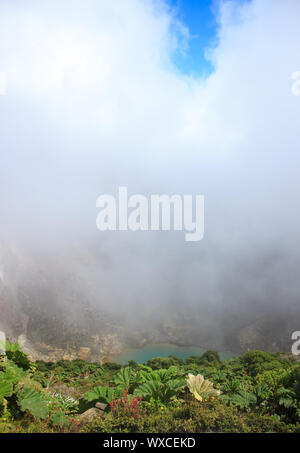 Vulcano di Irazu con lago acido e le nuvole in Costa Rica Foto Stock