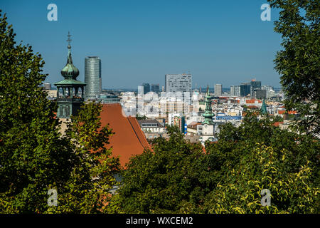 BRATISLAVA, Slovacchia - 18 agosto 2019: Vista della città dal punto di vista del castello Foto Stock