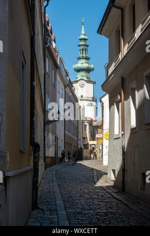 BRATISLAVA, Slovacchia - 18 agosto 2019: Michael's Gate alla fine di Bastova street, Foto Stock