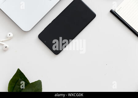 Ufficio bianco scrivania con telefono e penna Foto Stock
