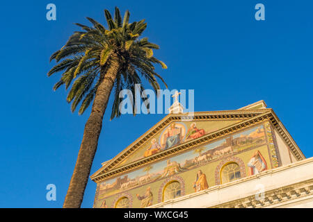 Gesù Paul Peter mosaico facciata Basilica Papale di San Paolo oltre le pareti della chiesa cattedrale di Roma Italia. Una delle 4 basiliche papali, stabilita nel Santo Pa Foto Stock