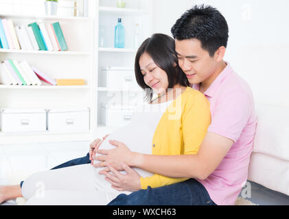 Coppia asiatica. Il marito e 8 mesi moglie incinta. Foto Stock