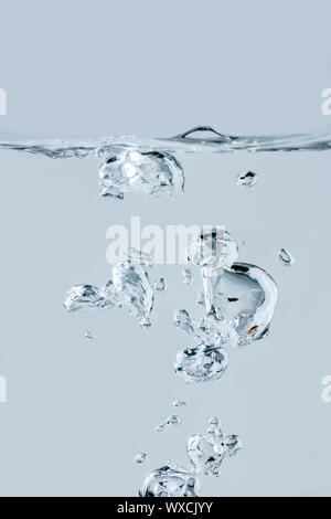 Close-up di bolle in crescita nel medio di acqua. Foto Stock