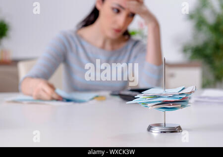 Giovane donna in bilancio il concetto di pianificazione Foto Stock