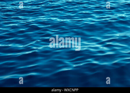 I toni di blu delle onde di acqua come superficie di sfondo Foto Stock