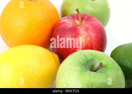 Frutti come apple , Limone , Cedro arancione e calce isolata su uno sfondo bianco Foto Stock