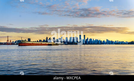 Una grande nave da carico di entrare nel porto di Vancouver visto da Seawall sentiero intorno Vancouver Stanley Park in British Columbia, Canada Foto Stock