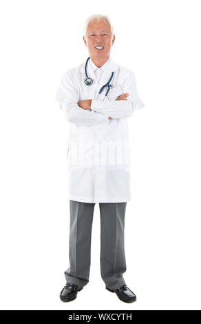 Corpo pieno Asian senior medico in piedi su sfondo bianco Foto Stock