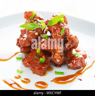 Costine cucina Cinese piatto, chiudere fino deliziosi piatti asiatici pronti a servire nel piatto. Foto Stock