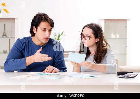 Coppia giovane nel bilancio del concetto di pianificazione Foto Stock