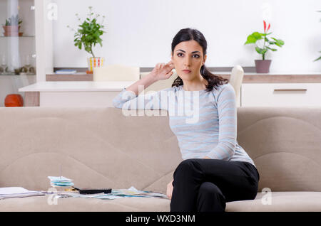 Giovane donna in bilancio il concetto di pianificazione Foto Stock