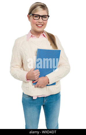 Studio shot del quartiere alla moda di studente di college con spirale blu notebook. Foto Stock