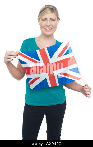Regno Unito patriottico teen sostenitore visualizzazione bandiera nazionale su sfondo bianco. Foto Stock