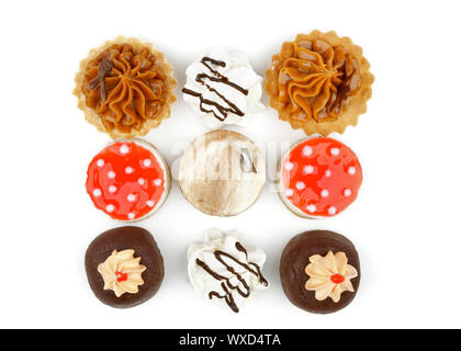 Disposizione dei tortini di cioccolato, Tartlet, Strawberry Cheesecake Jelly Polka Dot e cioccolato fondente meringa vetrate isolate su sfondo bianco. T Foto Stock