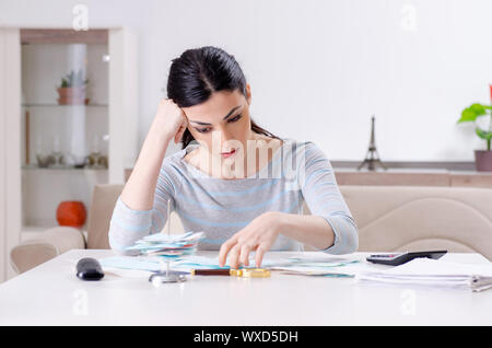 Giovane donna in bilancio il concetto di pianificazione Foto Stock