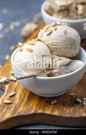 Gelato fatto in casa con olio di semi di girasole e halva. Foto Stock