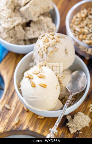 Artigianale di gelato con halva e semi di girasole. Foto Stock