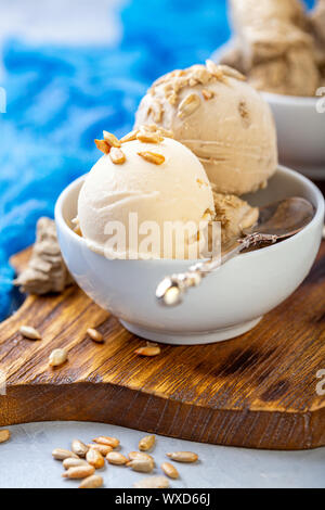 Gelato alla crema con semi e halva in una ciotola bianco. Foto Stock