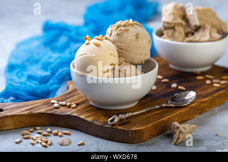 Artigianale di gelato con olio di semi di girasole e halva. Foto Stock