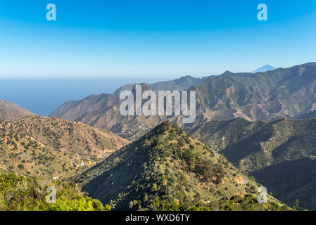 Vista sulle montagne a nord, con la Roque Cano, il vulcanico plug in Vallehermoso Foto Stock