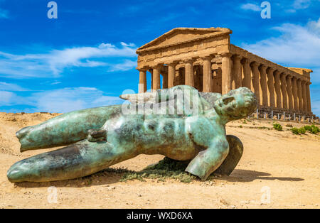 Tempio della Concordia e la statua di Icaro caduto nella Valle dei Templi di Agrigento, Sicilia, Italia Foto Stock