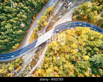 Scenic autostrada di avvolgimento in autunno Foto Stock