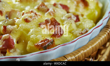 Francese pollo Tartiflette Foto Stock