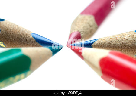 Colori legno matite affilate su sfondo bianco Foto Stock