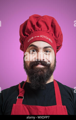 Felice barbuto chubby chef su sfondo rosa Foto Stock