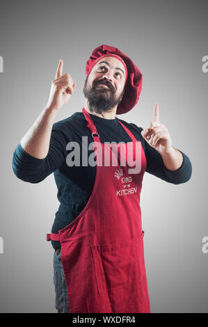 Felice barbuto chubby chef su sfondo grigio Foto Stock