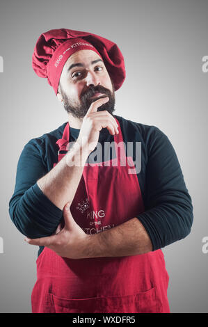 Felice barbuto chubby chef su sfondo grigio Foto Stock