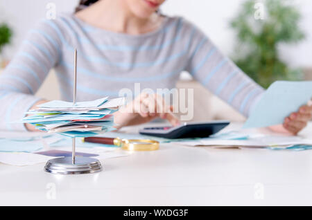 Giovane donna in bilancio il concetto di pianificazione Foto Stock