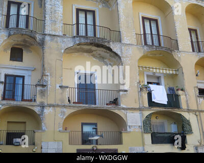 Vecchi balcone archi sul vecchio edificio a Gaeta parte storica, Italia Foto Stock