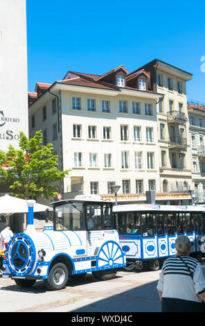 Friburgo, FR / Svizzera / 30 MAGGIO 2019: il blu e bianco mini treno viaggia attraverso Friburgo Foto Stock