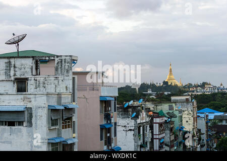 La città di Yangon scena con Shwedagon pagoda a distanza - Myanmar (Birmania) Foto Stock