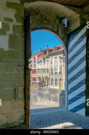 Vista del centro storico della città medievale di villaggio svizzero di Romont nel Cantone di Friburgo attraverso Foto Stock