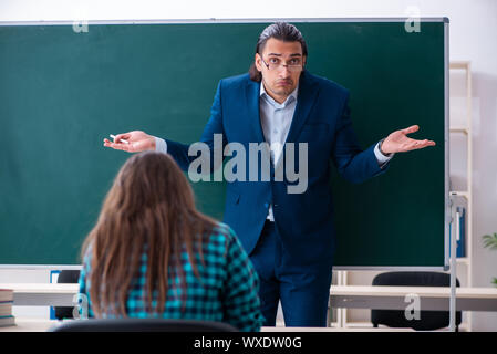 Bel giovane insegnante e studente femmina in classe Foto Stock