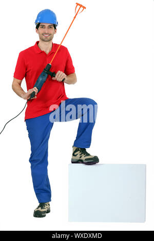 Tradesman tenendo un trapano Foto Stock
