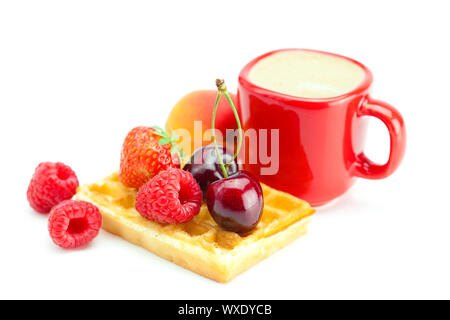 Tazza cappuccino, waffles,Albicocche, ciliegie e fragole e lamponi isolato su bianco Foto Stock