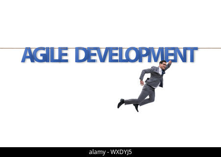 Agile il concetto di trasformazione con imprenditore camminando sulla stretta r Foto Stock