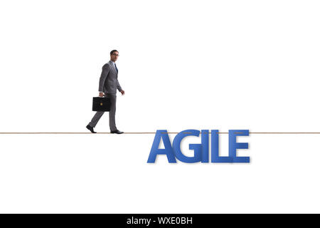 Agile il concetto di trasformazione con imprenditore camminando sulla stretta r Foto Stock