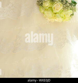 Bouquet nelle mani della sposa contro lo sfondo di dre Foto Stock