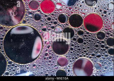 Olio colorato bolle di inchiostro e cadute. Modello astratto di struttura mista dello sfondo. Modello di carta da parati. Foto Stock