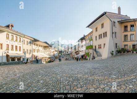 Gruyeres, VD / Svizzera - 31 Maggio 2019: vista orizzontale dello storico borgo medievale di Gruye Foto Stock