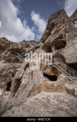 Grotta vardsia città vecchio insediamento del Caucaso Foto Stock