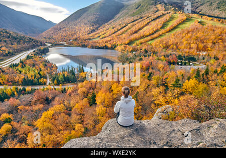 Donna escursionismo a artista Bluff in autunno Foto Stock