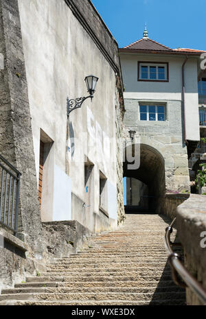 Lungo le scale di pietra che conduce dalla parte inferiore alla parte superiore cittadina nel centro storico della città di Friburgo in S Foto Stock